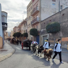 La desfilada dels Tres Tombs en un tram del recorregut pels carrers del municipi.