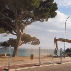 Un màquines duent a terme les tasques de demolició de l'antiga torre.