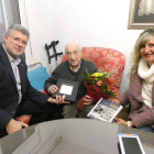 Pau Ricomà i María José López van visitar Joaquim Porqueres per felicitar-lo pels seus 100 anys.