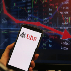 Una pantalla de mòbil amb el logo d'UBS aquest dilluns.