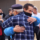 Un dels veïns del barri de Torreforta abraça al Youssef després de conèixer l'anunci del jutge d'aturar el desnonament.