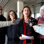 La diputada de la CUP-NCG Laia Estrada atiende a los medios junto a los parlamentarios Carles Riera, Eulàlia Reguant y Dolors Sabater.