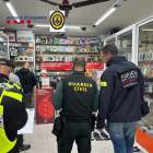 La Guardia Civil, los Mossos d'Esquadra y la Policía Local durante la inspección de distintos locutorios de Salou.