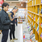 Dies abans de la Diada de Sant Jordi, la gent ja visita les llibreries per a veure'n les novetats.