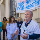 El metge Josep Maria Roca va explicar, a les portes del centre, que s'ha arribat a una situació crítica.