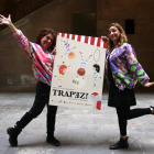 Las nuevas directoras de la feria Trapezi de Reus, Alba Sarraute (derecha) y Cristina Cazorla, con el cartel de la 27a edición.