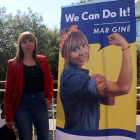 La candidata de Sí Tarragona-Ara Pacte Local, Mar Giné, al costat del cartell de la candidatura per a les eleccions 28-M.