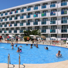 Turistes banyant-se a la piscina d'un hotel de la Costa Daurada, a Vila-seca.