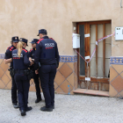 Dues parelles de Mossos davant de la casa del presumpte assassí.