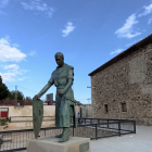 L'obra mostra un Sant Jordi vestit de cavaller en actitud reposada.