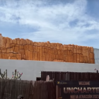 Las nuevas montañas de la nueva atracción de PortAventura basada en Uncharted toma forma en el Far West.