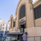 Els Mossos van acudor al Mercat Central de Tarragona per endur-se documentació de l'Empresa de Mercats, anteriorment Espimsa.