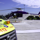 Imagen de una ambulancia y un helicóptero del servicio de emergencias de Castilla la Mancha.