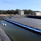 La planta fotovoltaica flotant instal·lada en un embassament de l'empresa Atens a la Riera de Gaià.