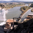 El Assut de Xerta es una presa construida en diagonal de lado a lado del río Ebro a lo largo de unos 375 metros. Su función es la de desviar el agua hacia los canales de la Derecha y de la Izquierda del Ebro.