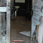 La puerta de la peluquería de Blanes rota de espeso que dos jóvenes que han sido detenidos por los Mossos entraran a robar.