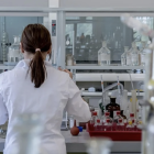 Una mujer investiga en un laboratorio.