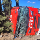 Por causas que se desconocen el camión de Bomberos volcó en una pista forestal tras realizar un servicio en Mont-roig.