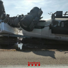 Imatge del camió accidentat a l'AP-7 a l'Aldea.