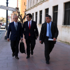 A la dreta, Juan Manuel Rodríguez Prats sortint de l'Audiència de Tarragona acompanyat dels seus advocats.
