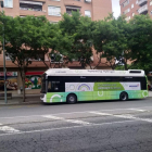 Imatge d'arxiu d'un autobús impulsat per pila d'hidrogen realitzant un assaig de circulació pels carrers de Tarragona.