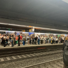 Les andanes de l'estació de Passeig de Gràcia no paraven d'acumular gent esperant el seu tren, com el cas de Juan Carlos Martínez.