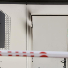 Casita de Adif en la estación de Rodalies de Gavà, detrás de una cinta de Bombers y con marcas de fuego en la puerta.