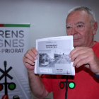 El portaveu de Trens Dignes, Josep Casadó, mostra un cartell de l'acte de presentació del projecte de tren-tram de les Terres de l'Ebre.
