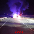 Imagen del vehículo incendiado en la TP-2125 en Santa Oliva.