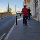 Juan Manuel Espinosa caminant pel carrer Pont d'Icart, que és de plataforma única.