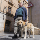 Javier Gómez y Pitt delante de la sede de la ONCE en Tarragona.