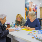 Agents de Viatges Mestres atenent una clienta una tarda d'aquesta setmana.