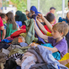 Infants i famílies, mirant quina roba comprar-se.