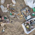 Imatge de la recollida de residus a la platja de la Riera de Cambrils.