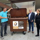 El president del COPATE, Xavier Faura, amb dos productors i un dels contenidor de la nova recollida de fracció orgànica.