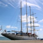 Velero Star Clipper con cien cruceristas que ha atracado en el puerto de la Ràpita.