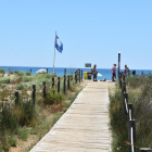 Imatge d'arxiu de la bandera blava a la platja dels Muntanyans de Torredembarra.