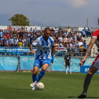 Dioni encarant a Marc Trilles durant el partit de diumenge.