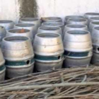 Imatge dels barrils de cervesa sostrets.