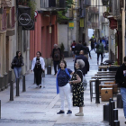 Gent passejant pels carrers cèntrics de la ciutat.