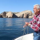 El meteorólogo Josep Pascual recoge la cuerda de una sonda que utiliza para medir la temperatura del agua con las islas Medes de fondo.