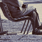Imatge d'arxiu d'un home assegut.