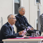 El filòleg i professor de la URV, Pere Navarro, amb l'arquebisbe de Tarragona, Joan Planellas, i l'alcalde, Pau Ricomà.