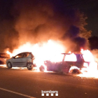 Moment de l'incendi de tres vehicles a Sant Salvador.