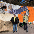 Las dos artistas con la consejera Cinta Pastó frente al mural feminista del pasivo de las Palmeras.