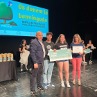 Els guanyadors del 1r premi amb la regidora en funcions de Promoció econòmica i el director de la central tèrmica Plana del Vent d'Alpiq.