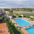 Imatge de la piscina vella i del tennis de la ZEM de Torredembarra.