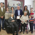 Josep Maria Consarnau acompanyat dels familiars i dels representants de l'Ajuntament de Salou