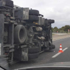 Imagen del camión accidentado volcado en la C-14 en Vila-seca.
