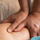 Sovint un suau massatge pot ser suficient per a alleujar una enrampada muscular